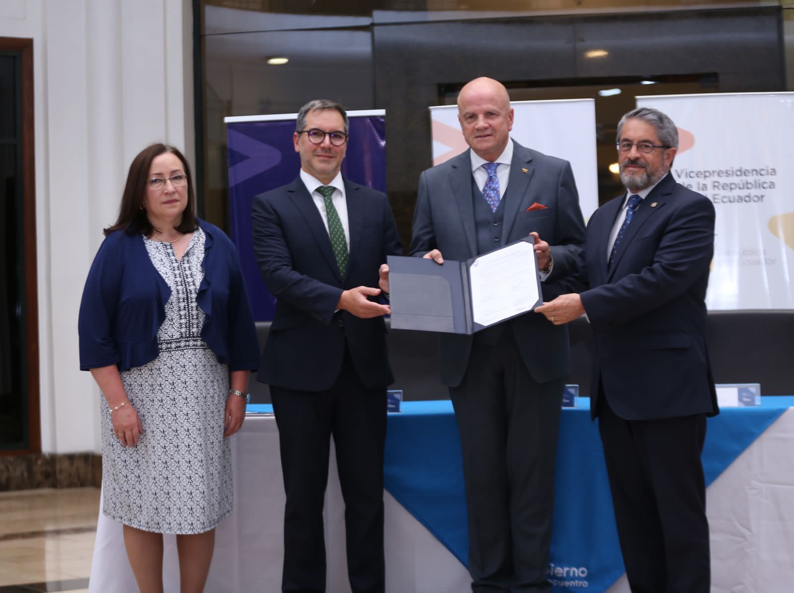 ecuador 221 brasil-entrego-a-ecuador-100000-unidades-de-insulina-humana-ecuador221.com_.ec- Brasil entregó a Ecuador 100.000 unidades de insulina humana