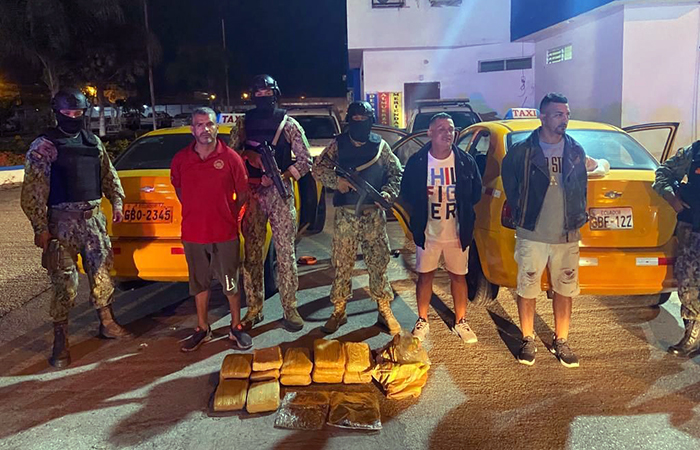 en-operativo-combinado-decomisan-13-paquetes-con-droga-ecuador221.com_.ec_ En operativo combinado decomisan 13 paquetes con droga