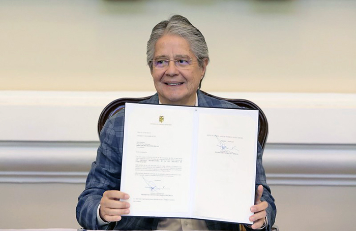 guillermo-lasso-echo-al-tacho-de-basura-la-ley-de-comunicacion-correista-ecuador221.com_.ec_ Guillermo Lasso “echó al tacho de basura” la Ley de Comunicación correísta