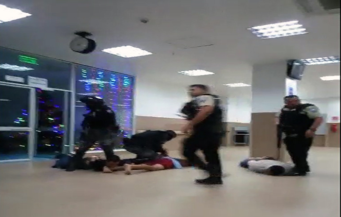 policia-libera-a-rehenes-y-captura-a-delincuentes-que-ingresaron-al-hospital-de-chone-ecuador221.com_.ec_ Policía libera a rehenes y captura a delincuentes que ingresaron al hospital de Chone