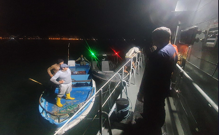 guardacostas-rescatan-a-tres-pescadores-que-estaban-a-la-deriva-en-alta-mar-ecuador221.com_.ec_ Guardacostas rescatan a tres pescadores que estaban a la deriva en alta mar