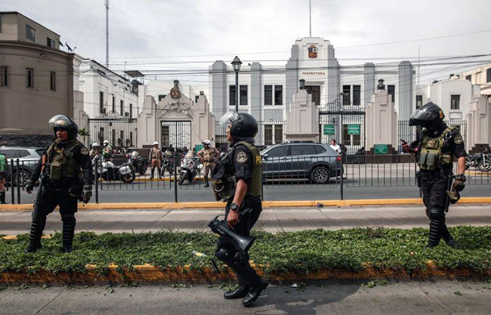 policia-detiene-a-pedro-castillo-tras-ser-destituido-por-el-congreso-ecuador221.com_.ec_ Policía detiene a Pedro Castillo tras ser destituido por el Congreso