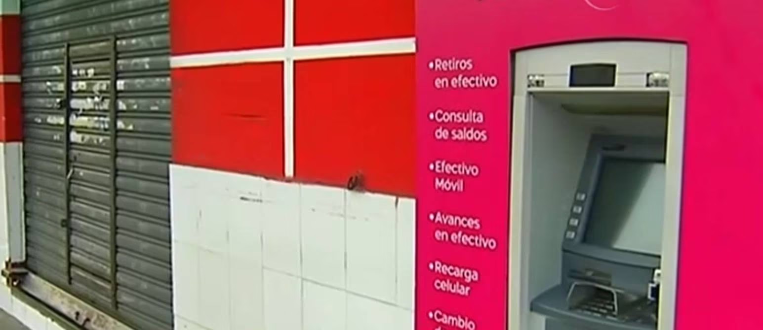 ecuador 221 9F6561F2-9374-43FD-8E25-9FF7D7F533A0 Delincuentes ingresan a un supermercado para robar un cajero automático