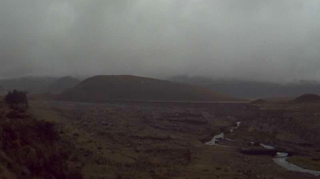 A73F1A33-C11E-4C85-BE76-79CB15B56FDB Cenizas del volcán Cotopaxi cubre sectores de la sierra