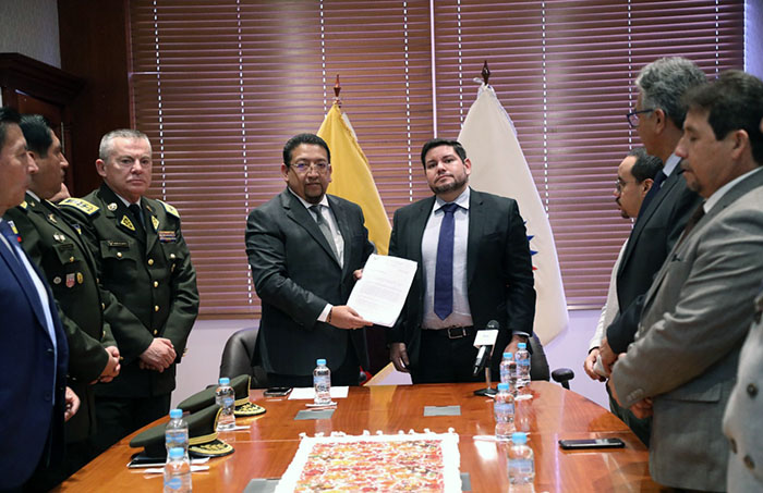 ivan-saquicela-recibio-el-proyecto-que-regula-la-seguridad-social-de-la-policia-ecuador221.com_.ec_ Iván Saquicela recibió el proyecto que regula la seguridad social de la Policía