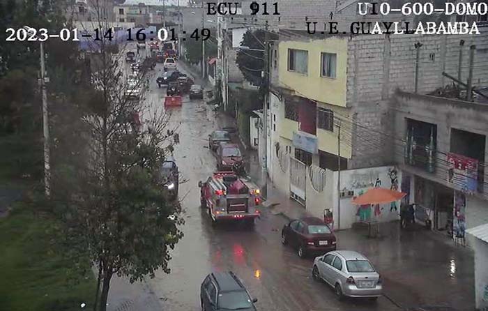 lluvia-y-granizo-en-quito-provoca-varios-accidentes-ecuador221.com_.ec_ Lluvia y granizo en Quito provoca varios accidentes