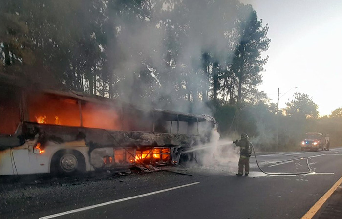 bus-que-transportaba-a-migrantes-desde-el-darien-se-incendia-en-panama-ecuador221.com_.ec_ Bus que transportaba a migrantes desde el Darién se incendia en Panamá