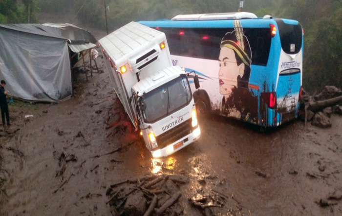 deslizamiento-de-tierra-interrumpe-transito-entre-guayas-y-chimborazo-ecuador221.com_.ec_ Deslizamiento de tierra interrumpe tránsito entre Guayas y Chimborazo