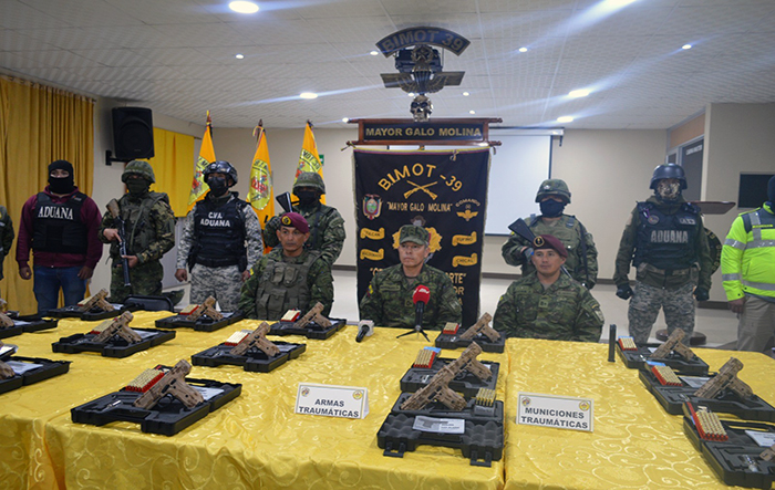 militares-decomisan-armas-y-municiones-en-montufar-ecuador221.com_.ec_ Militares decomisan armas y municiones en Montufar