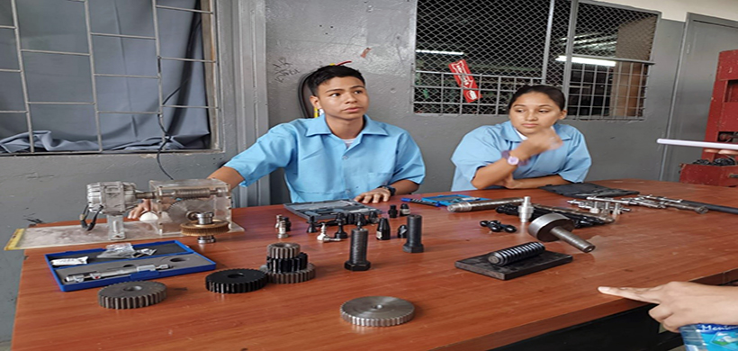 ecuador 221 proyectos-de-grado Estudiantes de tercero de Bachillerato, culminan sus estudios con proyectos de grado