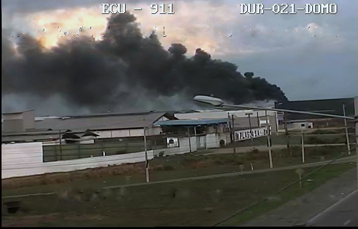 un-incendio-consume-bodega-de-neumaticos-ubicada-en-la-via-duran-boliche-ecuador221.com_.ec_ Un incendio consume bodega de neumáticos ubicada en la vía Durán- Boliche