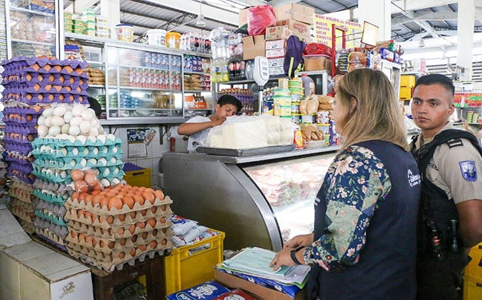 cierran-varios-locales-en-mercado-por-incremento-del-precio-de-la-cubeta-de-huevos-ecuador221.com_.ec_ Cierran varios locales en mercado por incremento del precio de la cubeta de huevos