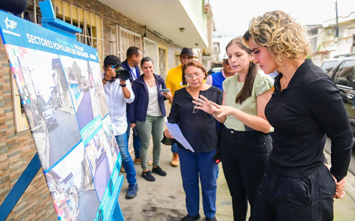 cynthia-viteri-recorrio-las-nuevas-calles-pavimentadas-del-guasmo-sur-ecuador221.com_.ec_ Cynthia Viteri recorrió las nuevas calles pavimentadas del Guasmo Sur