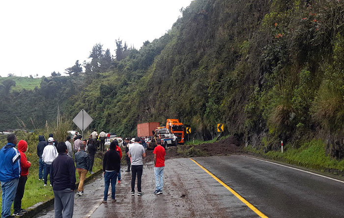 deslave-en-la-via-aloag-santo-domingo-interrumpe-el-transito-ecuador221.com_.ec_ Deslave en la vía Alóag-Santo Domingo interrumpe el tránsito