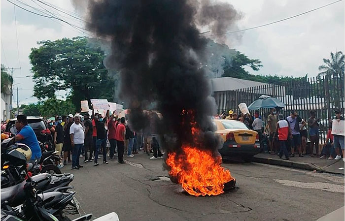 disturbios-en-los-exteriores-del-hospital-teodoro-maldonado-carbo-ecuador221.com_.ec_ Disturbios en los exteriores del Hospital Teodoro Maldonado Carbo