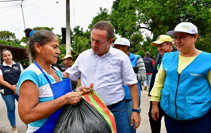 gobernacion-de-el-oro-entrega-ayuda-a-familias-afectadas-por-el-sismo-ecuador221.com_.ec_ Gobernación de El Oro entrega ayuda a familias afectadas por el sismo