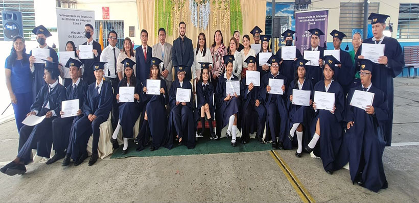 nuevos-bachilleres-especiales Jóvenes culminan su educación venciendo sus propias barreras