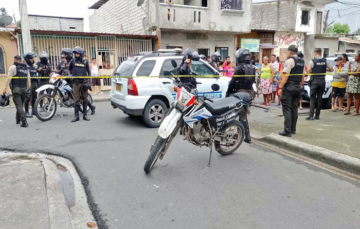 ecuador 221 roban-a-un-policia-que-fue-asesinado-en-la-isla-trinitaria-en-guayaquil-ecuador221.com_.ec_ Roban a un Policía que fue asesinado en la Isla Trinitaria, en Guayaquil