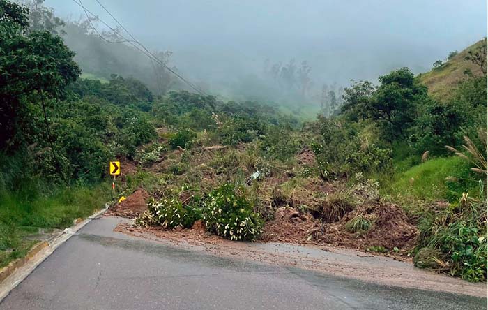 la-via-cuenca-giron-pasaje-cerrada-por-derrumbe-ecuador221.com_.ec_ La vía Cuenca-Girón-Pasaje cerrada por derrumbe