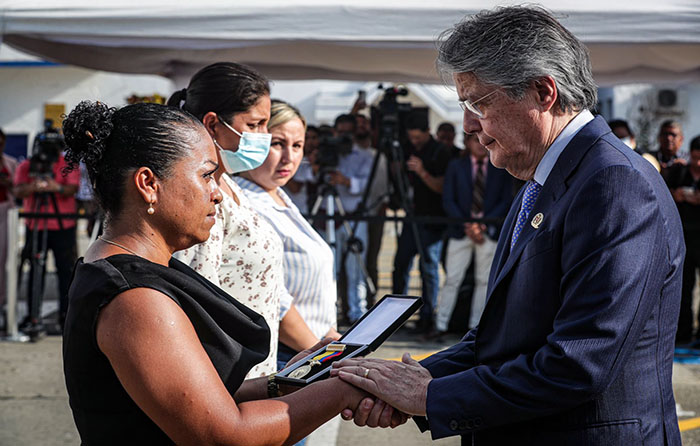 lasso-entrega-medallas-al-valor-a-familiares-de-policias-asesinados-ecuador221.com_.ec_ Lasso entrega medallas al valor a familiares de policías asesinados