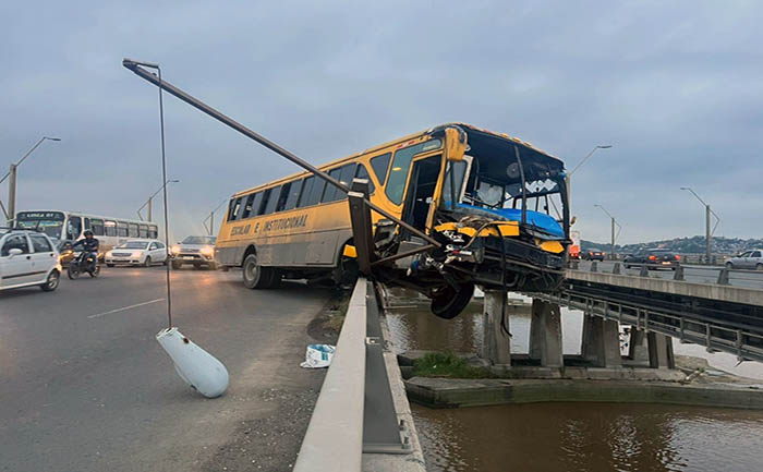 ecuador 221 bus-escolar-se-accidento-en-puente-de-la-unidad-nacional-y-complico-circulacion-ecuador221.com_.ec_ Bus escolar se accidentó en puente de la Unidad Nacional y complicó circulación