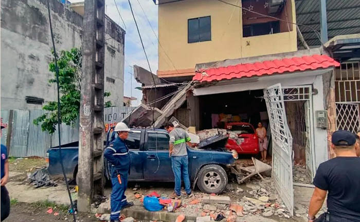 ecuador 221 camioneta-se-impacto-en-una-casa-en-el-camino-atropello-a-un-hombre-ecuador221.com_.ec_ Camioneta se impactó en una casa, en el camino atropelló a un hombre