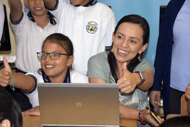 ecuador 221 cnt-dono-1028-computadoras-a-varios-establecimientos-educativos-del-pais-ecuador221.com_.ec_ CNT entregó 1.028 computadoras a varios establecimientos educativos del país