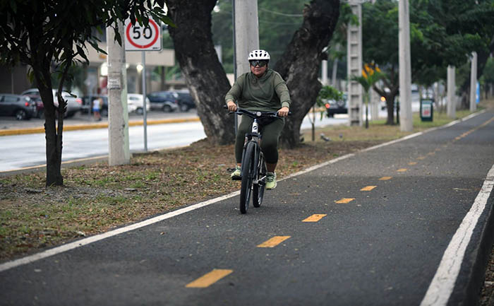 mantenimiento-de-ciclovia-incentiva-el-deporte-en-via-a-la-costa-ecuador221.com_.ec_ Mantenimiento de Ciclovía incentiva el deporte en Vía a la Costa