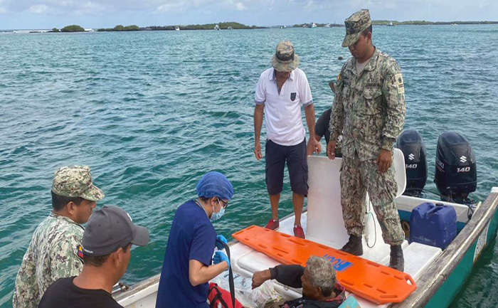 personal-naval-rescata-a-un-hombre-en-alta-mar-en-islas-galapagos-ecuador221.com_.ec_ Personal naval rescata a un hombre en alta mar, en Islas Galápagos