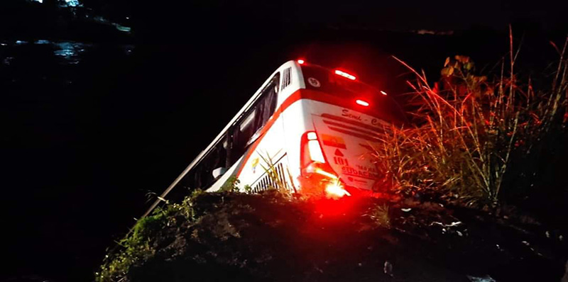 reina-del-camino-rio-blanco Un error del conductor de un bus de la cooperativa Reina del Camino provocó accidente