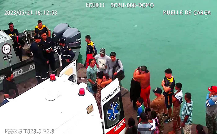 rescatan-a-pasajeros-de-un-bote-que-se-hundio-en-galapagos-ecuador221.com_.ec_ Rescatan a pasajeros de un bote que se hundió en Galápagos