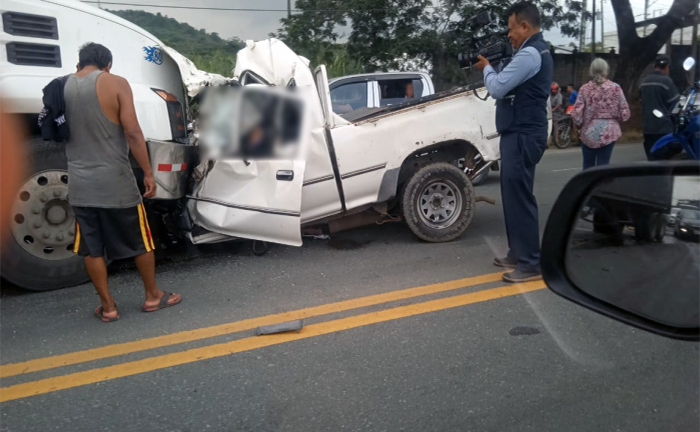 cuatro-muertos-en-accidente-de-transito-entre-un-trailer-y-una-camioneta-ecuador221.com_.ec_ Cuatro muertos en accidente de tránsito entre un tráiler y una camioneta