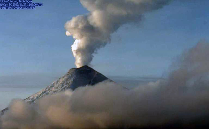el-volcan-cotopaxi-lanza-ceniza-a-unos-mil-metros-de-altitud-ecuador221.com_.ec_ El volcán Cotopaxi lanza ceniza a unos mil metros de altitud