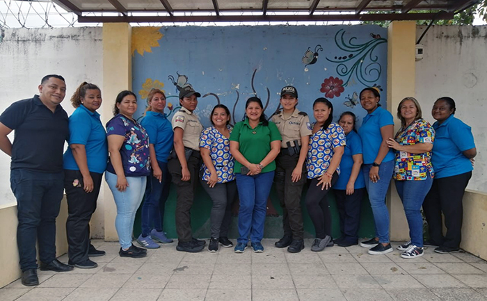 ecuador 221 policias-y-docentes-reciben-capacitaciones-como-parte-del-plan-nacional-escuelas-seguras-ecuador221.com_.ec_ Policías y docentes reciben capacitaciones como parte del Plan Nacional “Escuelas Seguras”