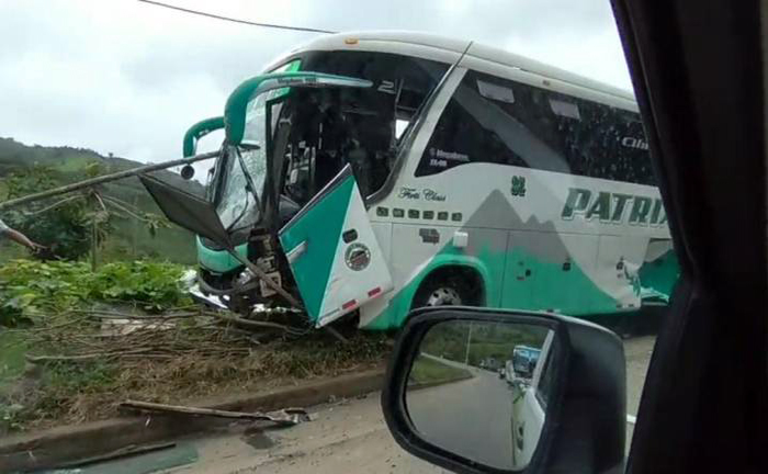 tres-muertos-y-dos-heridos-en-choque-entre-bus-y-un-camion-ecuador221.com_.ec_ Tres muertos y dos heridos en choque entre bus y un camión