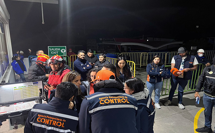 alcaldia-de-quito-clausuran-el-teleferico-por-personas-atrapadas-en-gondolas-ecuador221.com_.ec_ Alcaldía de Quito clausura El Teleférico por personas atrapadas en góndolas