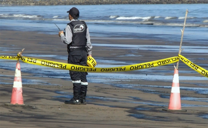 la-mancha-de-petroleo-en-el-mar-desaparece-pero-sigue-en-la-arena-ecuador221.com_.ec_ La mancha de petróleo en el mar desaparece, pero sigue en la arena