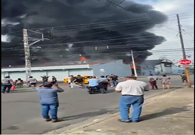 ecuador 221 mas-de-400-bomberos-trabajaron-para-controlar-incendio-en-una-bodega-ecuador221.com_.ec- Más de 400 bomberos trabajaron para controlar incendio en una bodega