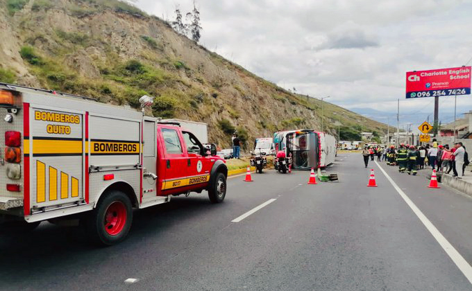 once-heridos-en-siniestro-de-transito-en-la-via-a-guayllabamba-ecuador221.com_.ec_ Once heridos en siniestro de tránsito en la vía a Guayllabamba