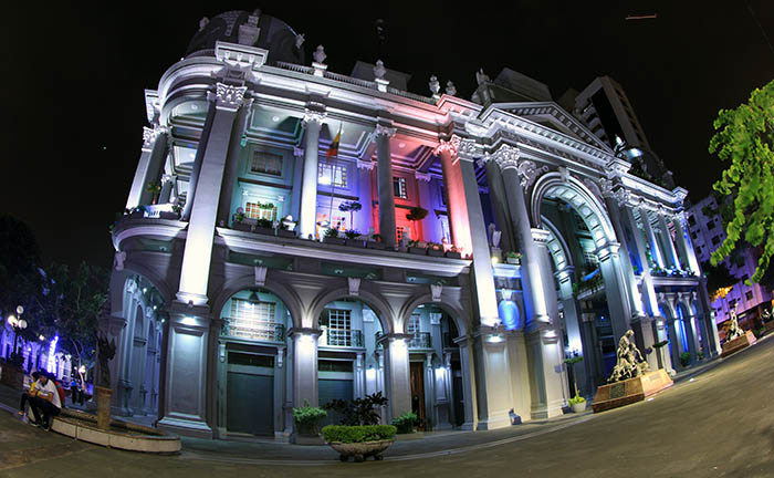 plaza-de-la-administracion-se-ilumina-de-celeste-y-blanco-por-las-fiestas-julianas-ecuador221.com_.ec_ Plaza de la Administración se ilumina de celeste y blanco por las Fiestas Julianas