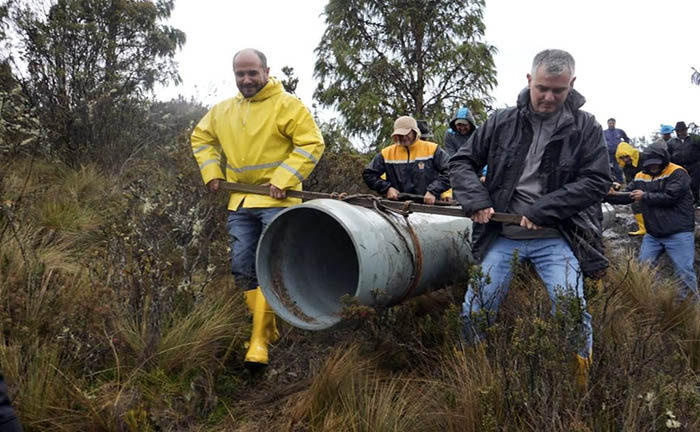 prefecto-y-lideres-comunitarios-recorren-proyecto-de-riego-hornillos-ii-ecuador221.com_.ec- Prefecto y líderes comunitarios recorren proyecto de riego Hornillos II