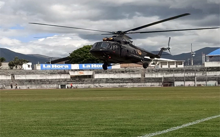 un-helicoptero-aterrizo-de-emergencia-en-estadio-de-futbol-de-ibarra-ecuador221.com_.ec_ Un helicóptero aterrizó de emergencia en estadio de fútbol de Ibarra