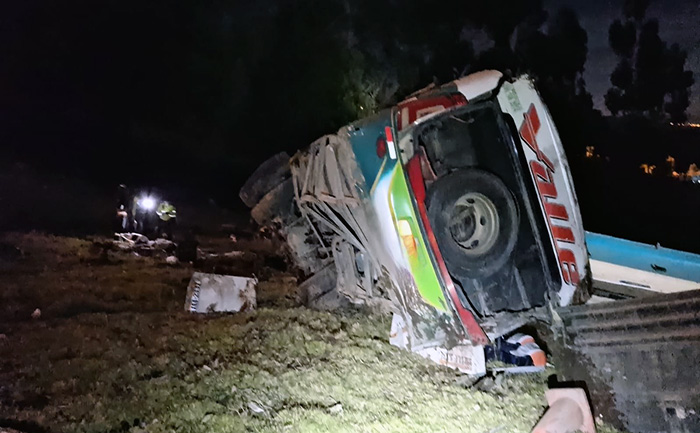 bus-cayo-a-una-quebrada-en-la-via-a-papallacta-hay-4-fallecidos-ecuador221.com_.ec_ Bus cayó a una quebrada en la vía a Papallacta; hay 4 fallecidos