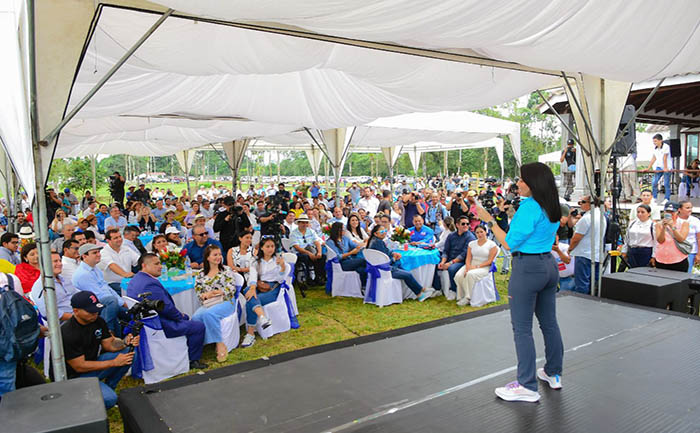 ecuador 221 luisa-gonzalez-se-reunio-con-varios-alcaldes-en-bucay-ecuador221.com_.ec_ Luisa González se reunió con varios alcaldes en Bucay