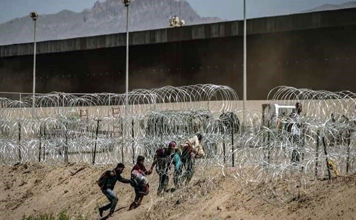 refuerzan-barricada-de-alambre-de-puas-en-frontera-el-paso-texas-y-ciudad-juarez-ecuador221.com_.ec_ Refuerzan barricada de alambre de púas en frontera El Paso, Texas y Ciudad Juárez