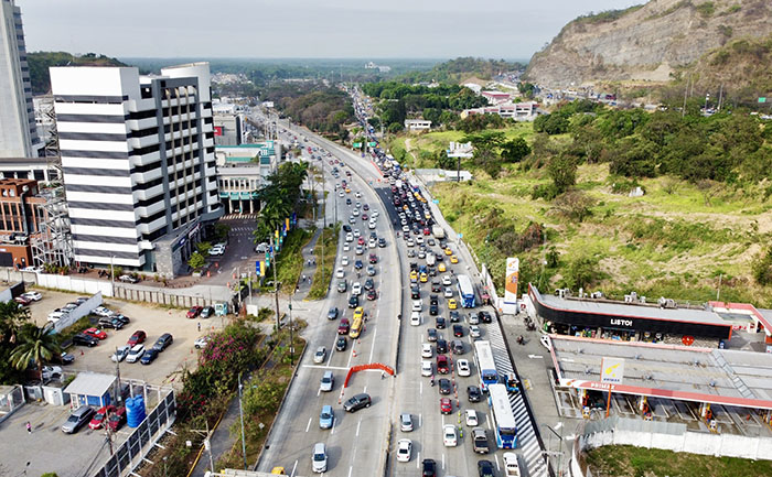seis-desvios-por-trabajos-en-paso-elevado-de-la-av-del-bombero-ecuador221.com_.ec- Seis desvíos por trabajos en paso elevado de la Av. del Bombero