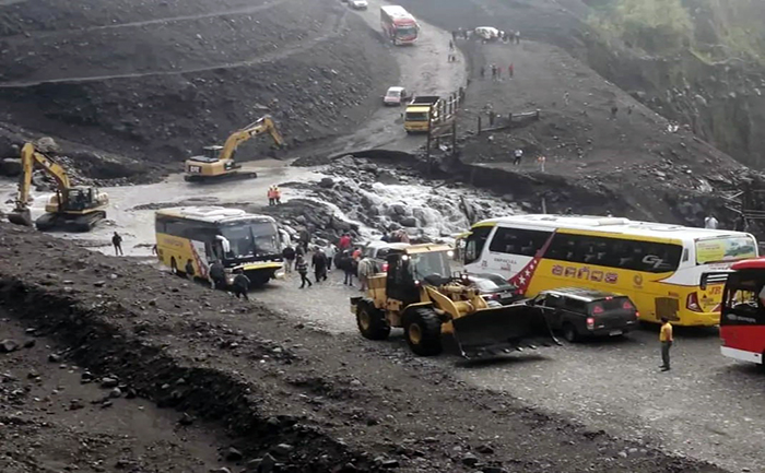 ecuador 221 unidad-de-la-cooperativa-banos-atrapada-en-el-rio-marker-ecuador221.com_.ec_ Unidad de la cooperativa Baños atrapada en el rio Marker.