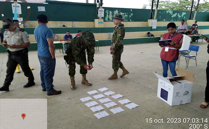 detienen-a-hombre-llenando-papeletas-a-favor-de-una-candidatura-en-sucumbios-ecuador221.com_.ec_ Detienen a hombre llenando papeletas a favor de una candidatura en Sucumbíos