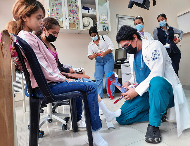 un-centenar-de-ninos-se-benefician-con-cirugias-y-ortopedia-en-el-hospital-roberto-gilbert-ecuador221.com_.ec- Un centenar de niños se benefician con cirugías y ortopedia en el Hospital Roberto Gilbert