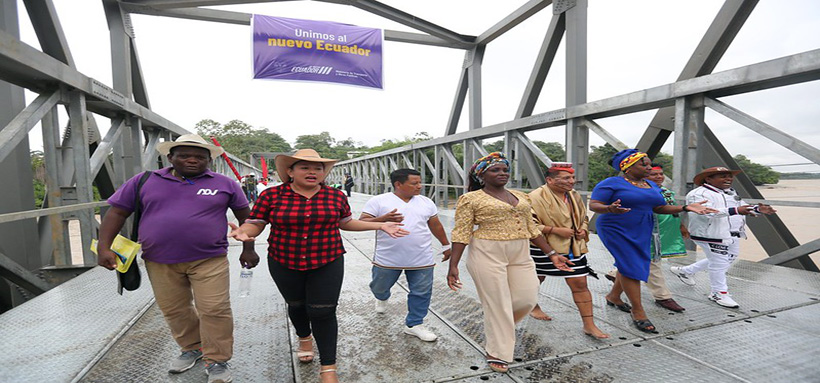 HABITANTES-pUERTO-qUITO El presidente Daniel Noboa entregó hoy el puente delta sobre el río Blanco